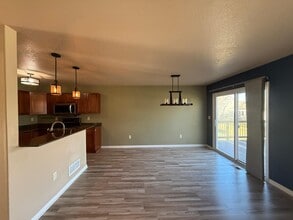 Building Photo - 495 SE Sagewood Cir