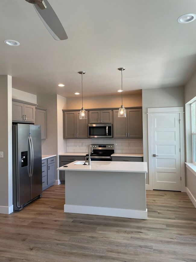 Building Photo - Beautiful Modern Condo