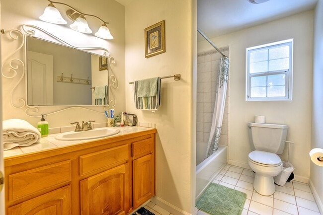 Foto del edificio - Large mountain home with 2 car garage and fenced in back yard.