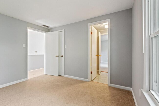 Building Photo - 648 Golfview Dr