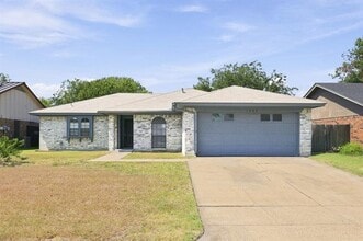 Building Photo - 1800 Willow Vale Dr