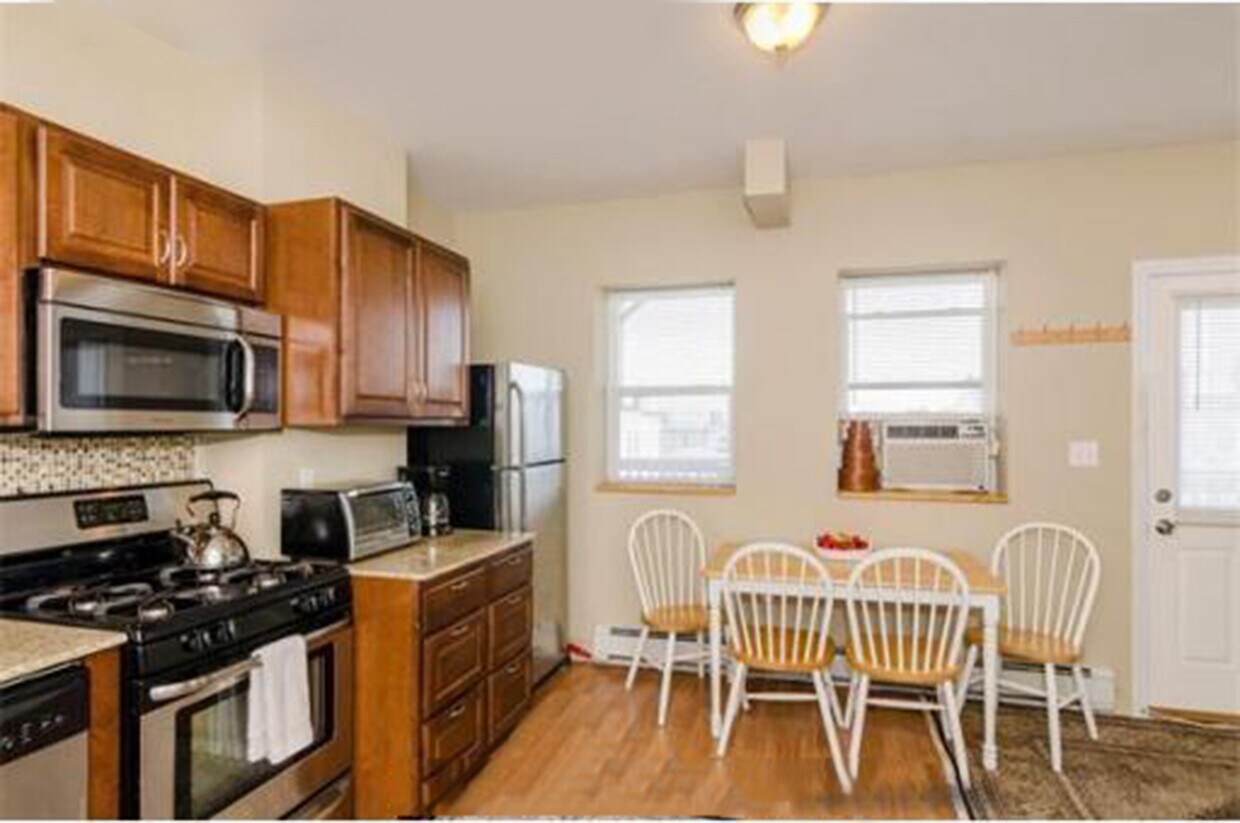 Building Photo - 451 Meridian St