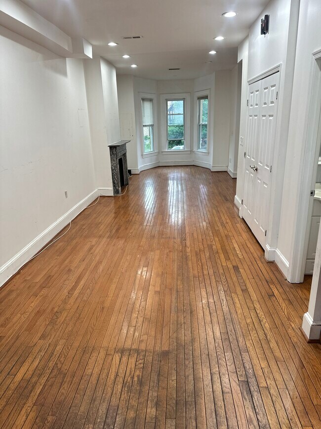 Planta principal con ventanales - 717 S St NW