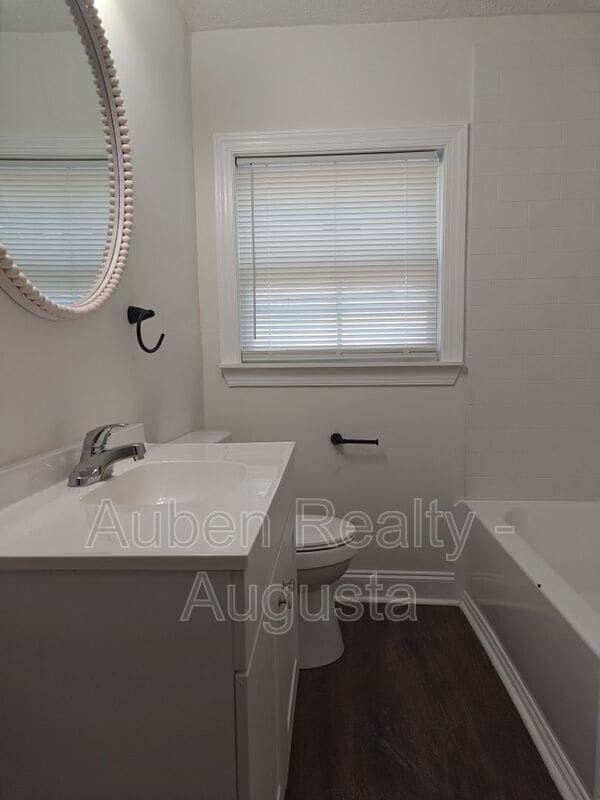 Building Photo - 2524 Rhodes Dr