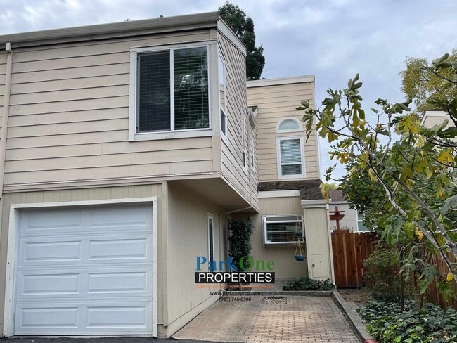 Building Photo - Great Townhouse Now Available in Concord!