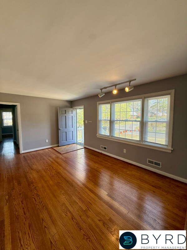 Foto del edificio - 9023 Farmington Dr