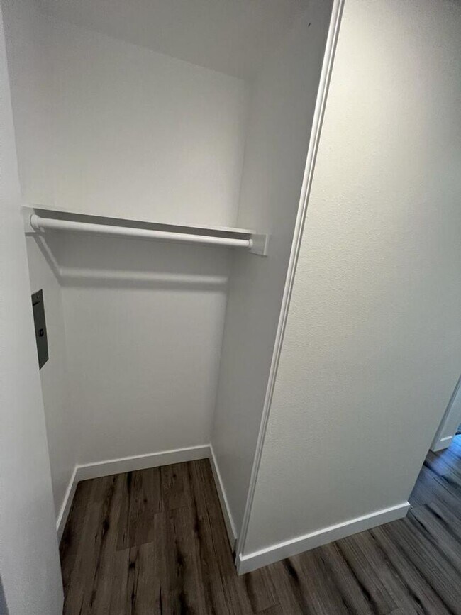 Building Photo - 3 Bedroom Condo Remodeled Plus Garage & Pr...