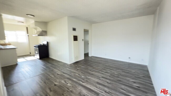Building Photo - 979 S Kingsley Dr