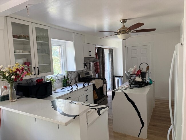 Building Photo - 638 Creston Ave