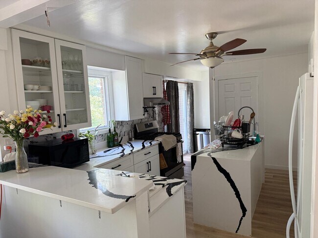 Photo du bâtiment - 638 Creston Ave