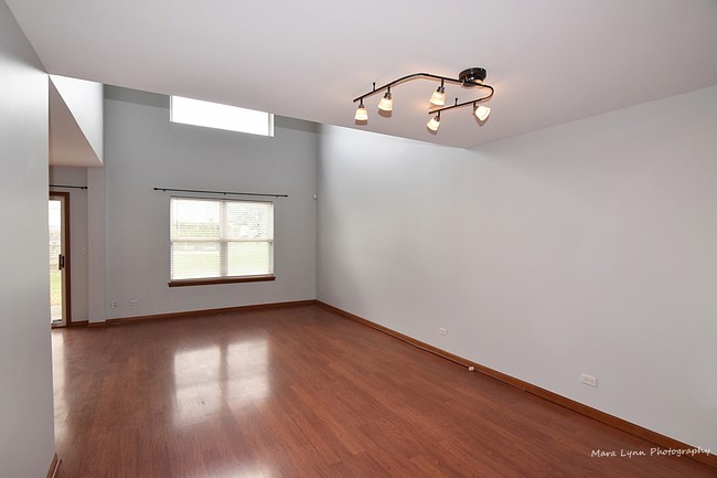 Building Photo - 120 Red Rose Dr