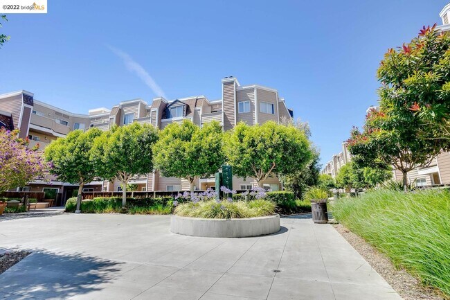 Foto del edificio - 6400 Christie Ave