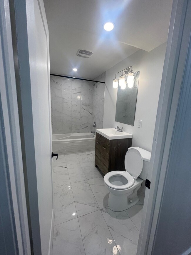 Ground Floor Bathroom - 1050 Av Guybourg
