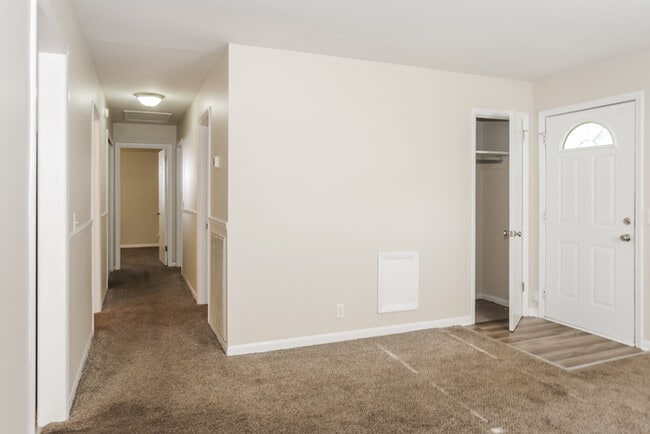 Building Photo - 2855 Greenside Dr NW