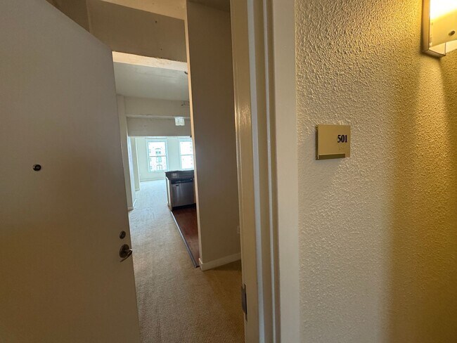 Building Photo - Modern 1-Bedroom Condo in the historic Gar...