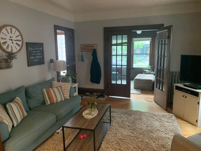 Building Photo - Lovely 2Br / 1Ba South Uptown Condo w/ Hardwood Floors, Sunroom, Fenced Backyard!