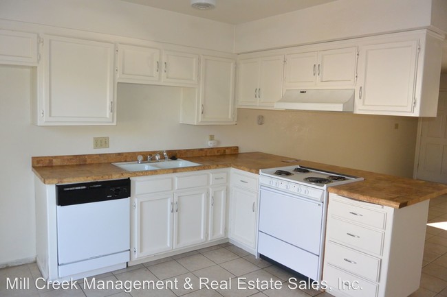 Building Photo - 2033-2037 S Tracy Ct