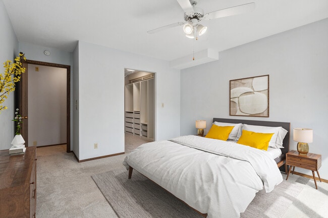 Main Bedroom with walk in closet - 3200 Virginia Ave S