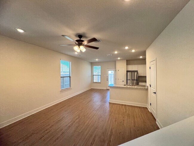 Foto del edificio - PRICE REDUCED...All hard wood floors and r...