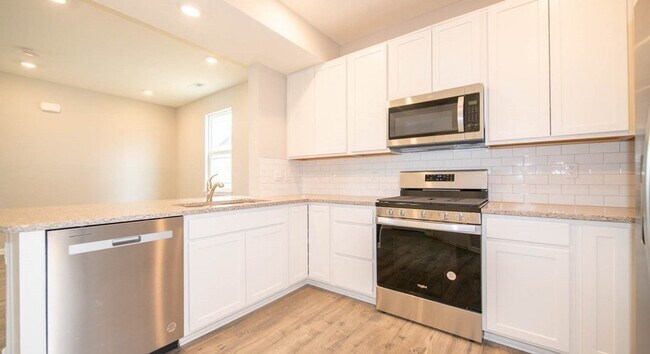 Building Photo - 2557 Lamar Dr