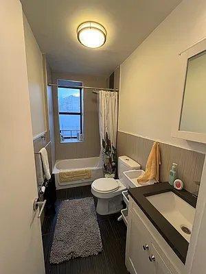 Foto del edificio - 4 bedroom in BRONX NY 10463