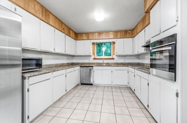 Building Photo - 5574 Houston Dr