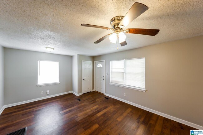 Building Photo - 613 Woodland Ct NE