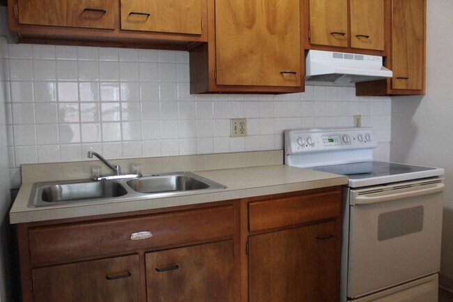 Foto del edificio - 1321 Maple Dr