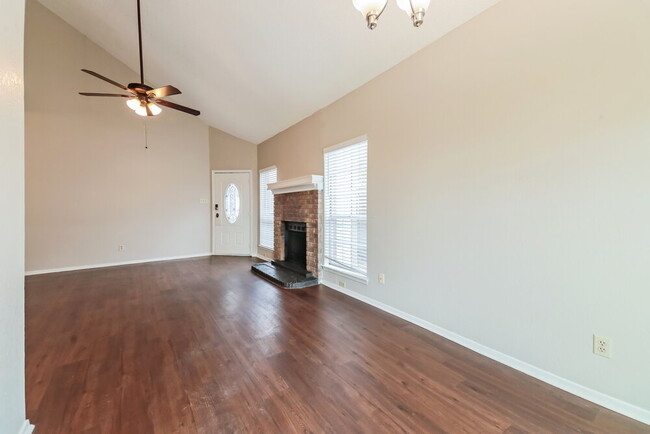 Building Photo - 1385 Chinaberry Dr