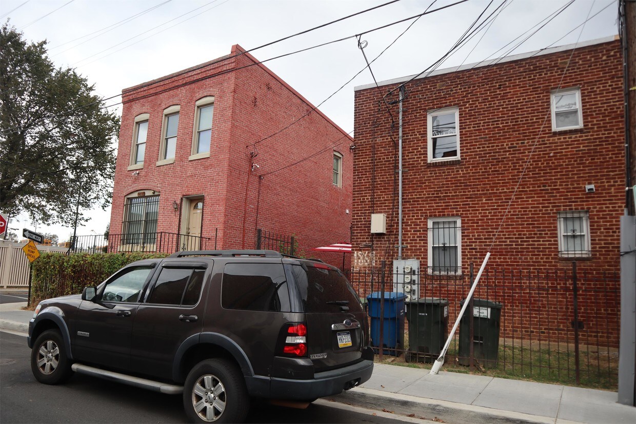 Primary Photo - 1869 Kendall St NE