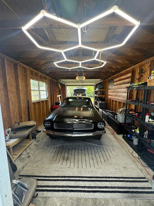 Foto del edificio - Three Bedroom Two Bathroom Coming Available In June!!