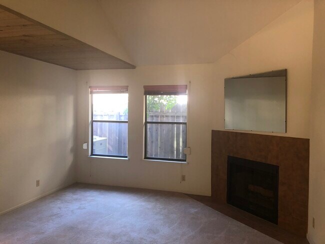 Building Photo - Move-In Special - Spacious 2 bed 2.5 bath ...