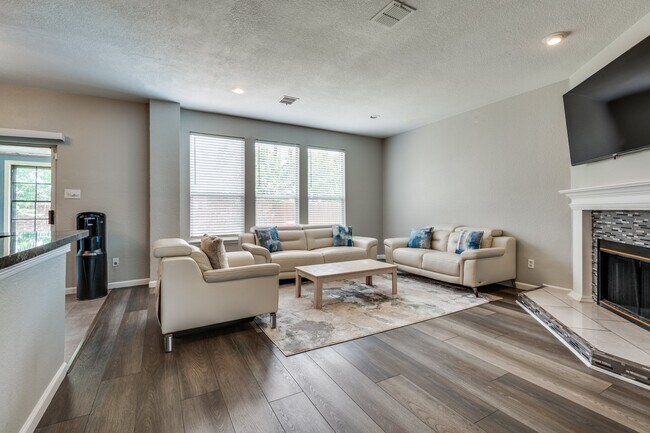 Foto del edificio - 817 Pryor Dr