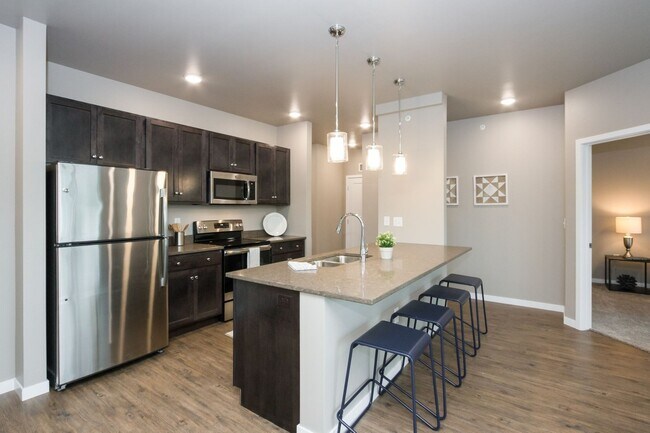 Foto del edificio - Spacious 2-Bedroom/2-Bath, end unit on 3rd floor, available 7/1/2026