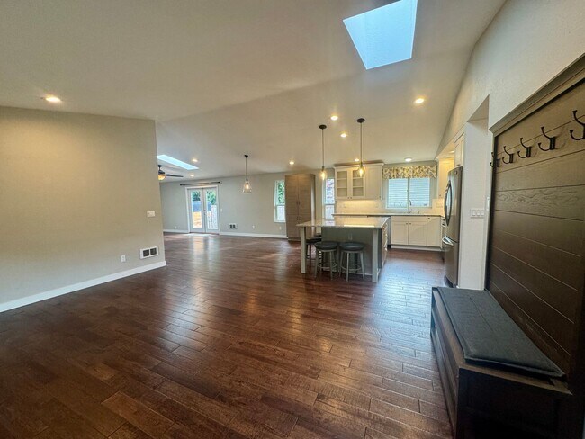 Building Photo - Beautiful 3 Bedroom Home in Bothell