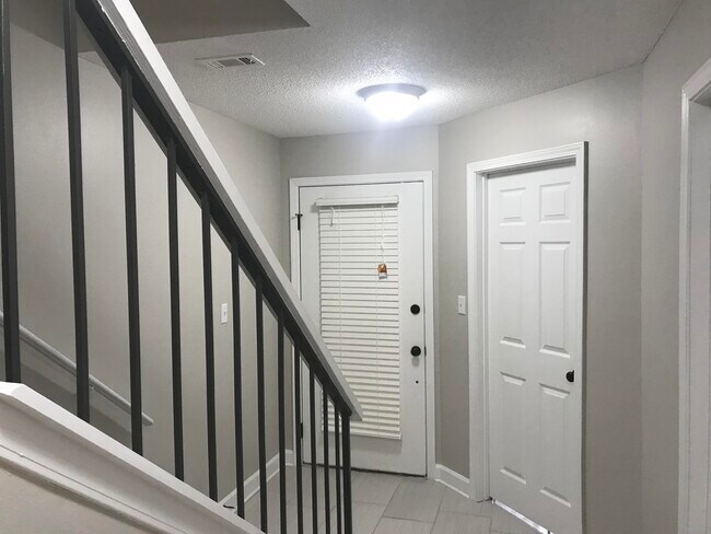 Building Photo - 202 Westlake Ct