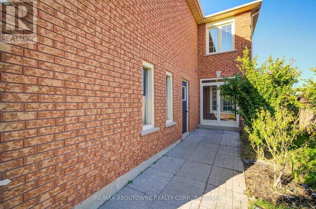Building Photo - 2211 Dale Ridge Dr