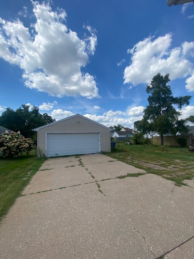 Building Photo - 1717 Iowa St