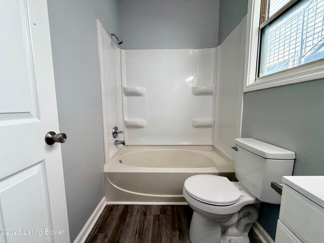 Foto del edificio - 3319 W Market St