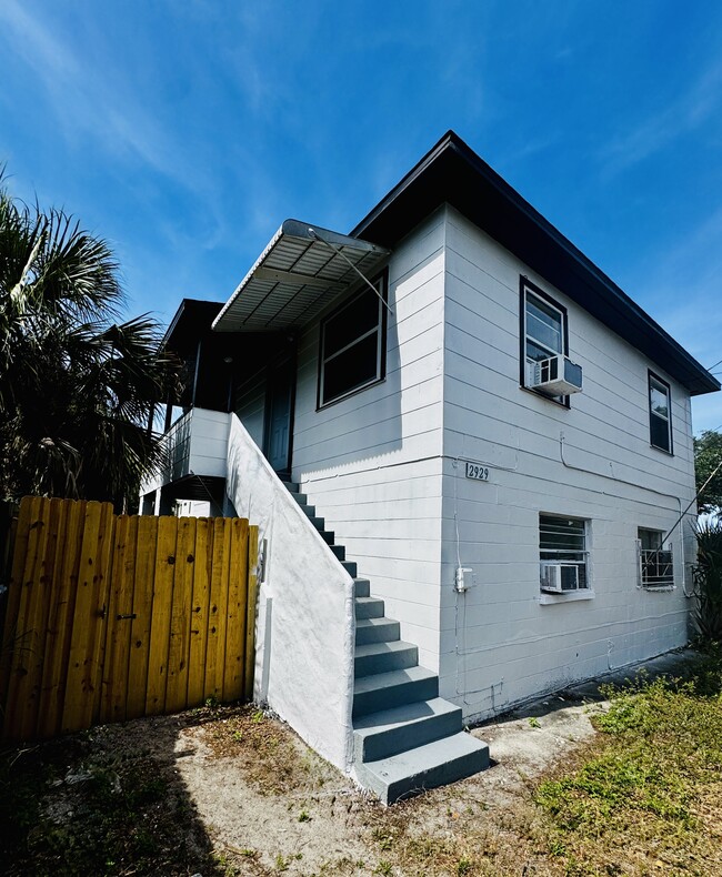 Building Photo - 2 Bed/1 Bath - Unit B