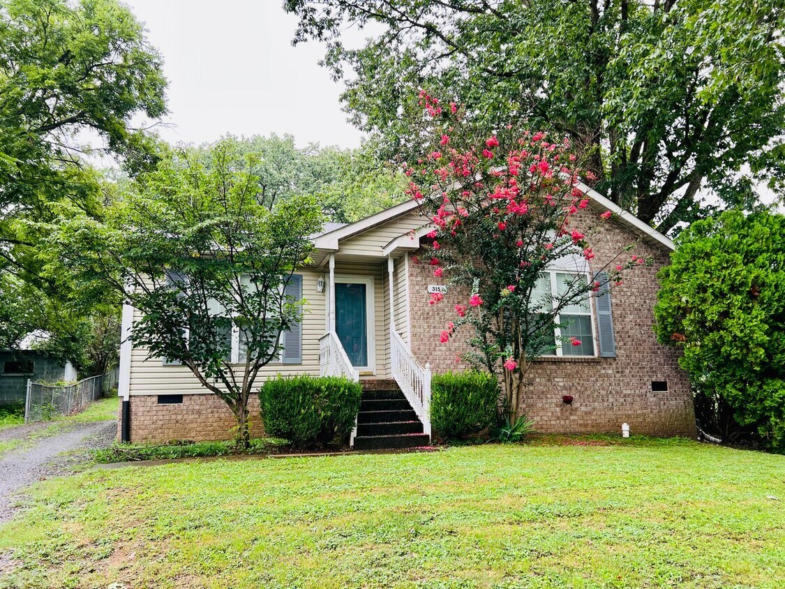 Foto principal - 3 Bed 2 Bath House w/Fenced Back Yard in O...