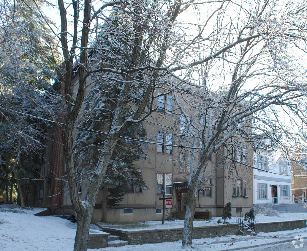 Building Photo - 1086 University Pl