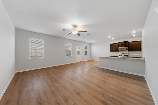 Foto del edificio - Spacious 3-Bed Townhome with Garage & Fenced Yard in New Braunfels – 1,920 Sq Ft!