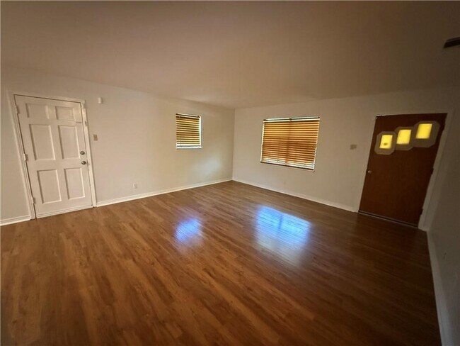 Building Photo - 2308 Crestwood Cir
