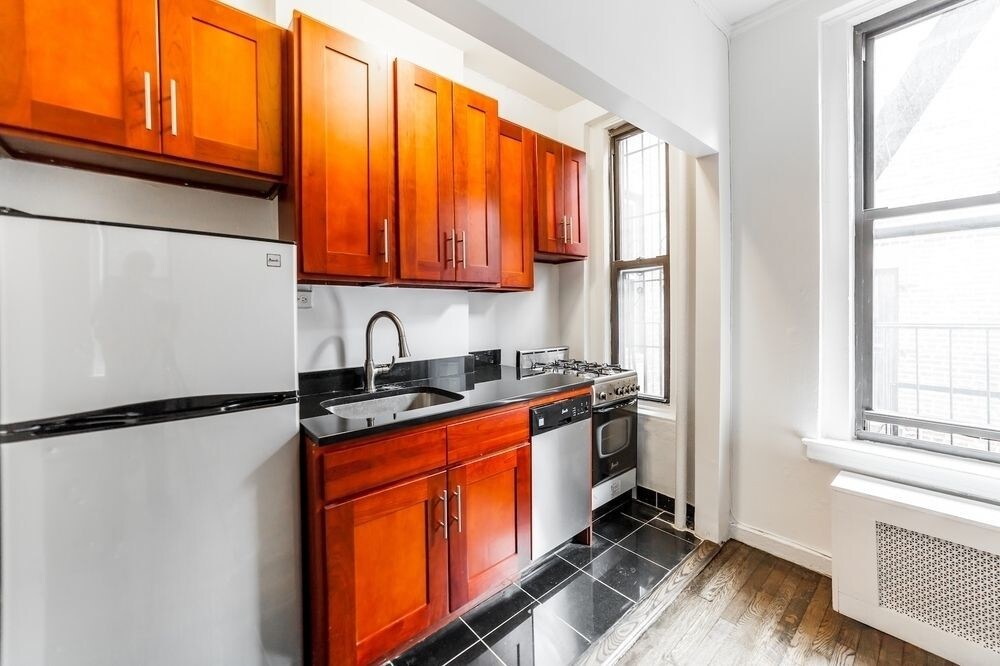 Primary Photo - 227 W 13th St