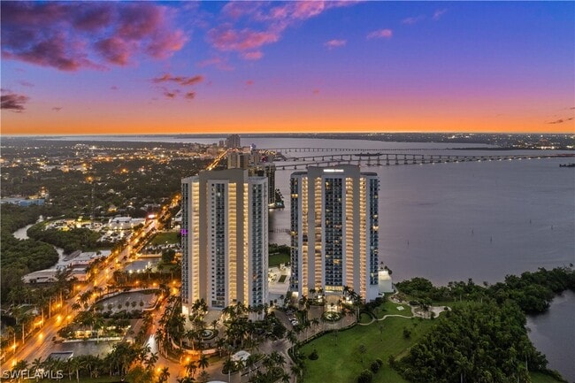 Foto del edificio - 3000 Oasis Grand Blvd