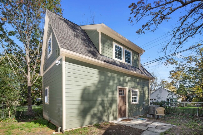 Building Photo - 633 N Kenmore St