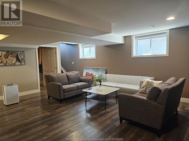 Building Photo - 2927 McRobbie Cres