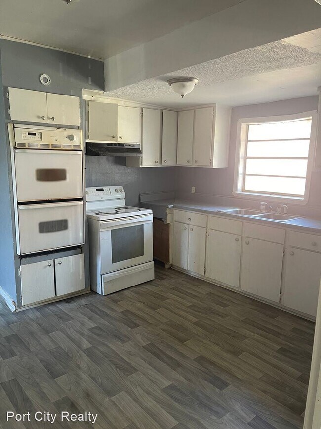 Building Photo - 3 br, 2 bath House - 2624 Merwin Street