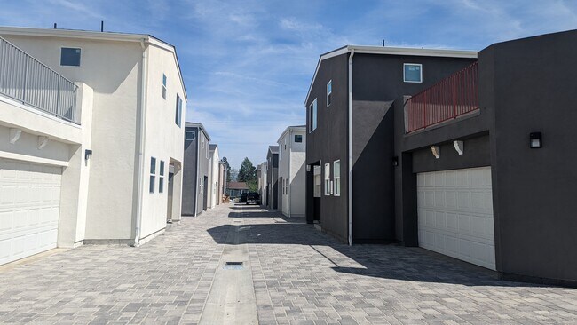 Foto del edificio - 9041 Noble Ave
